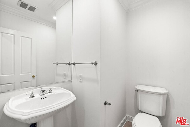 Building Photo - 1240 N Doheny Dr