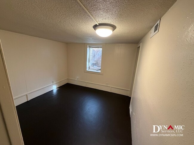 Building Photo - Updated 4+ Bedroom, 2 Bathroom House By Augustana University