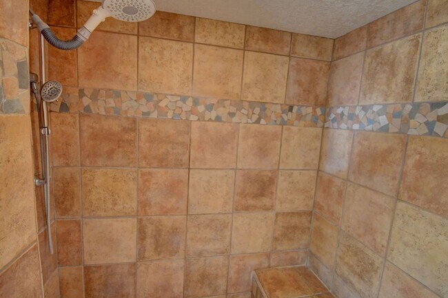 Building Photo - Beautiful NE Heights 3-4 Bedoom with Amazi...