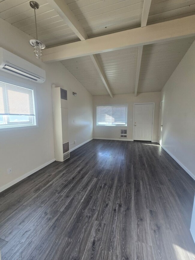 Building Photo - 2 bed / 1 bath Duplex