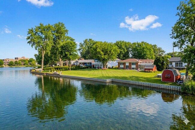 Building Photo - 3BD | 3BTH - HOT TUB - WATER FRONT - NEWLY RENOVATED - ON SYLVAN LAKE