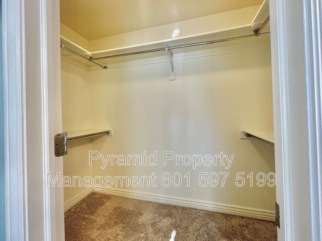 Building Photo - 2896 E Lookout Dr