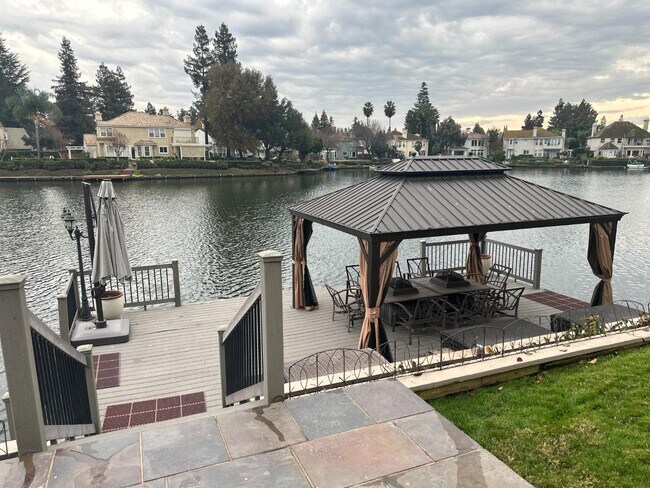 Building Photo - 4824 Longcove Dr