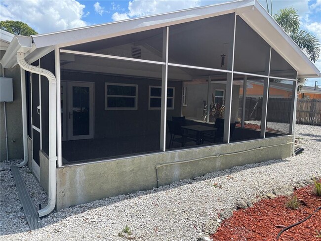 Building Photo - 1008 Estremadura Dr