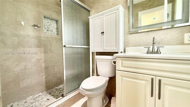 Building Photo - 320 Holloway Dr