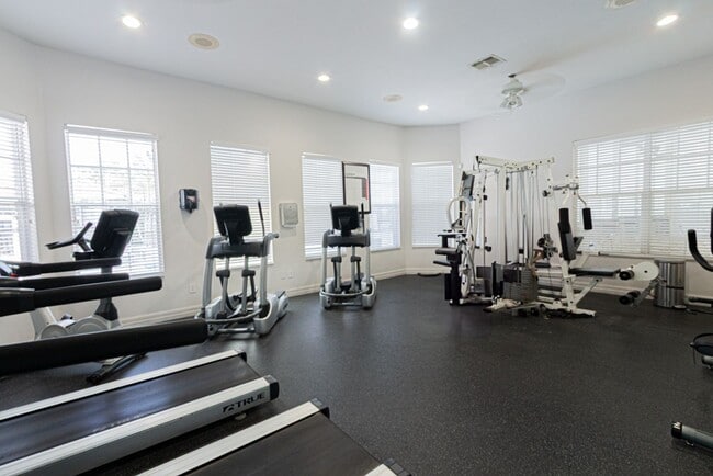 Building Photo - Ground-Level Comfort in North Naples – 2BR...
