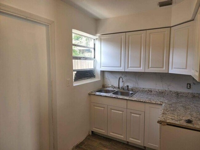 Building Photo - 117 SW 7th Ave