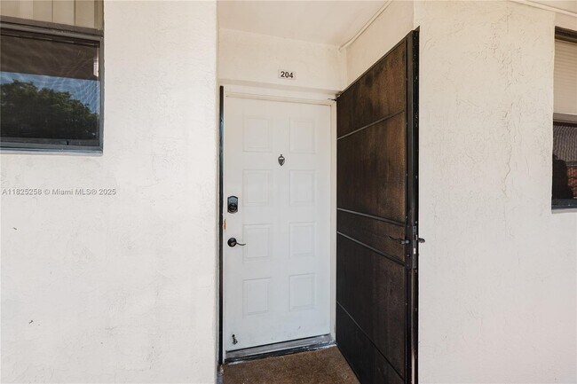 Building Photo - 110 Lake Emerald Dr