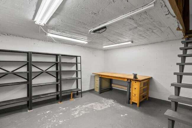 Building Photo - 5 Bed 3 Bath - Chevy Chase Rambler - Move IN Ready