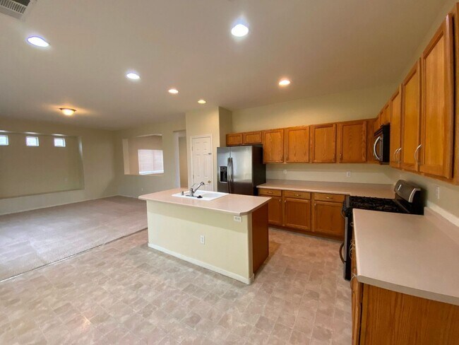 Building Photo - Beautiful & spacious home on an oversized ...