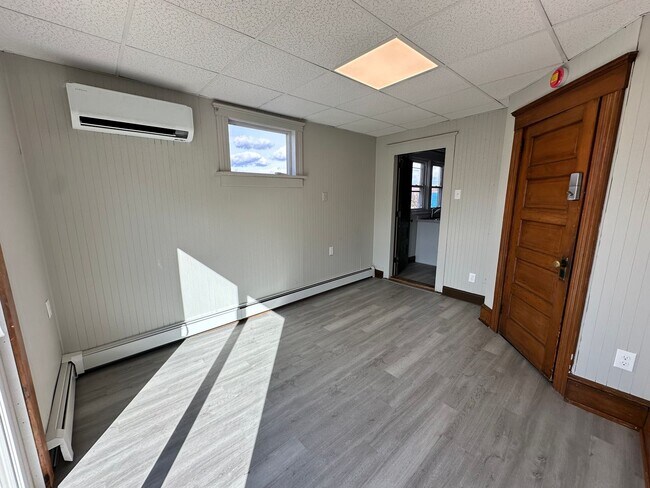 Building Photo - Newly Renovated 2 bedroom/1 bath Apartment!