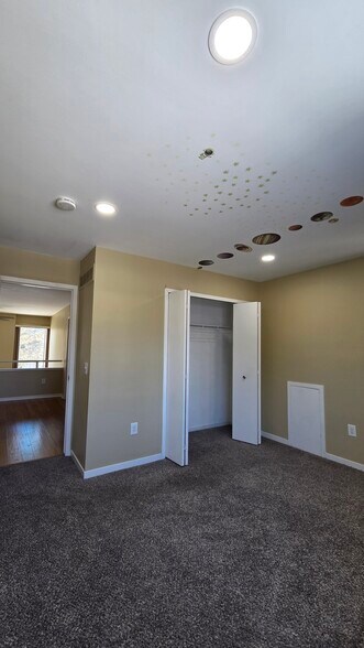 Building Photo - 653 Glasgow Ct