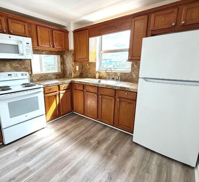 Building Photo - 8000 Harding Ave