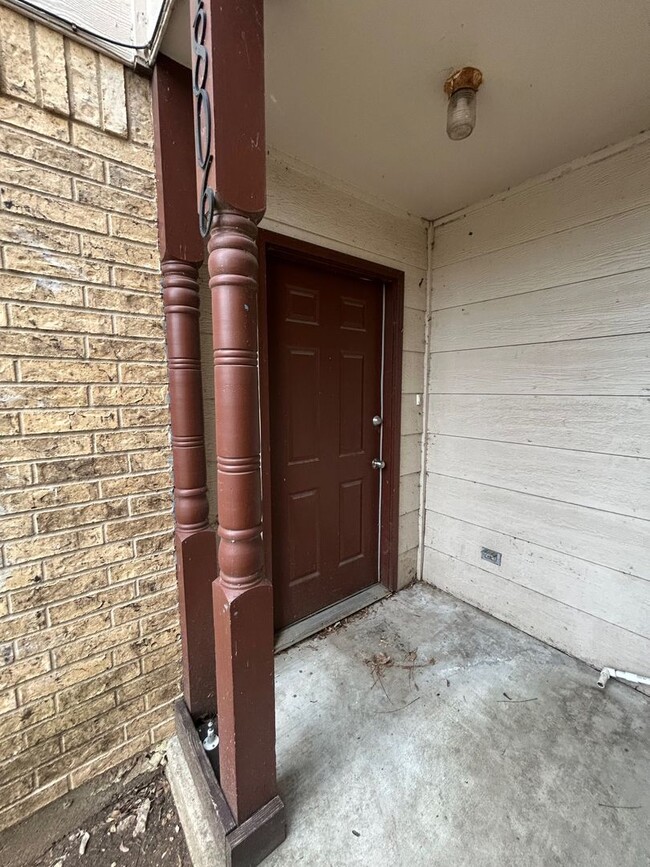 Building Photo - Awesome Townhome in Waco