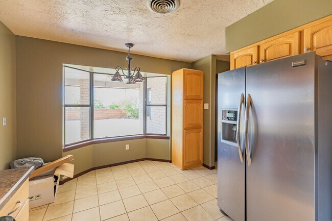 Building Photo - 3 Bedroom 2 Bath Home