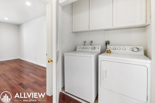 Building Photo - Beautifully Upgraded 2-Bed, 3-Bath Townhouse in Prime Westwood LA Area