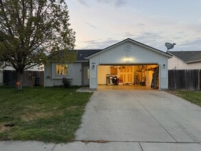 Building Photo - 1015 Flint Dr