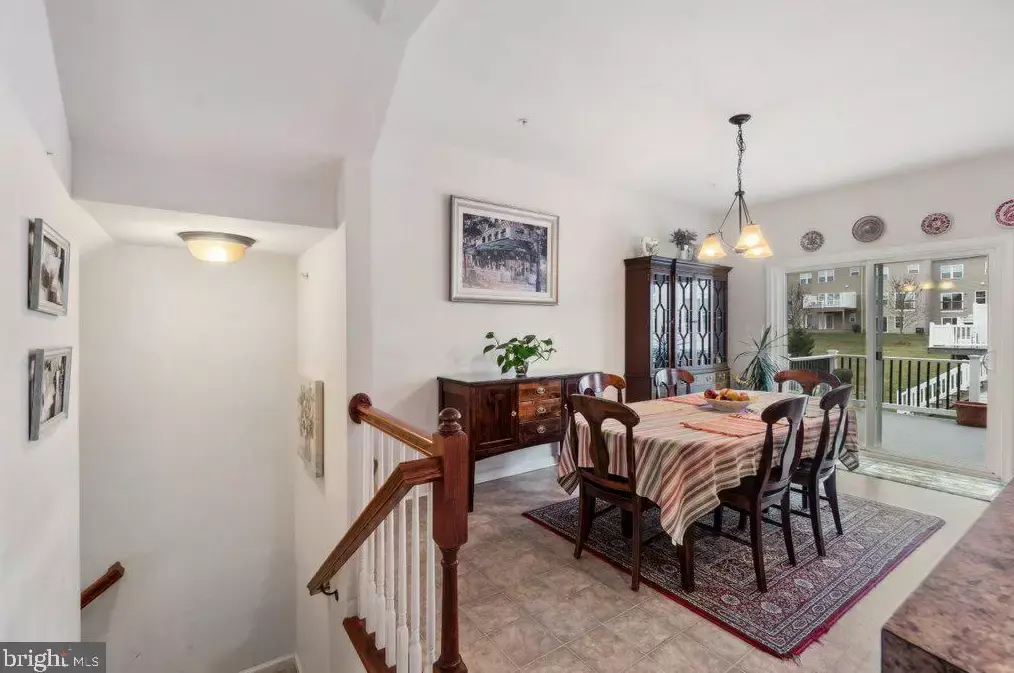 Kitchen & dining - 1280 Rannoch Ln