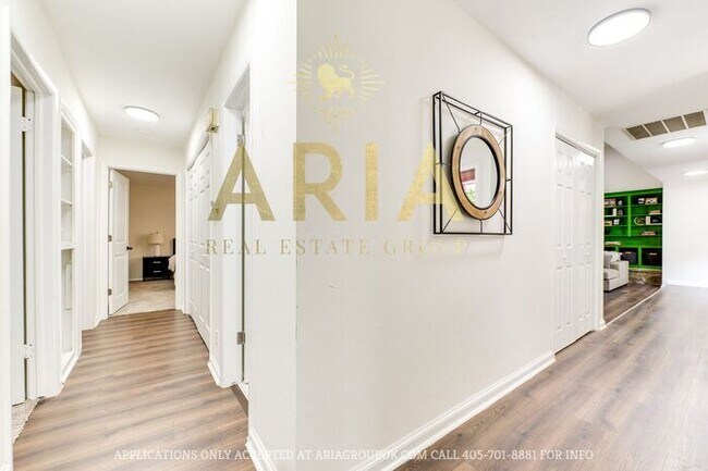 Building Photo - Unique 3 bed/2 bath Property with HUGE Bon...