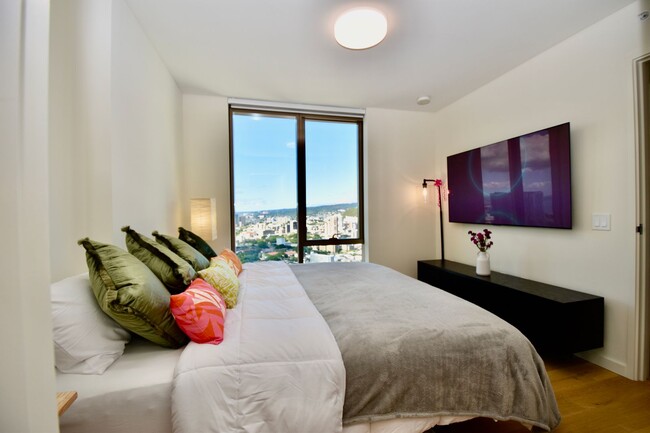 Building Photo - Furnished 2 bd / 2 bath / 1 parking (2nd s...