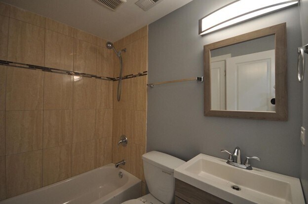 Building Photo - 622 E Oakwood Blvd