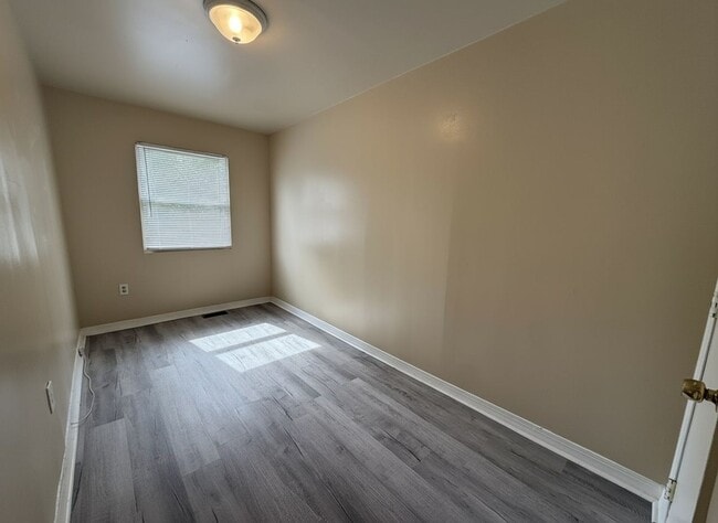 Building Photo - 4 Bedroom 1 Bath Rental In Germantown