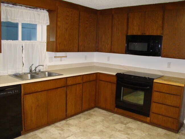 Building Photo - Spacious 1 Bedroom House!