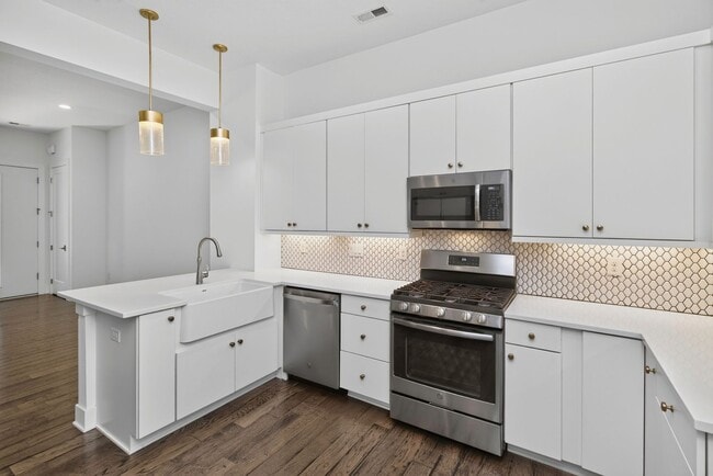 Building Photo - LUXURY TOWNHOME!! 3 Bedroom, 2.5 Bathroom Townhome in Des Moines!