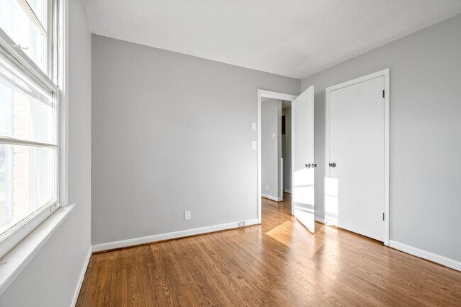 Building Photo - 113 Tandy Dr