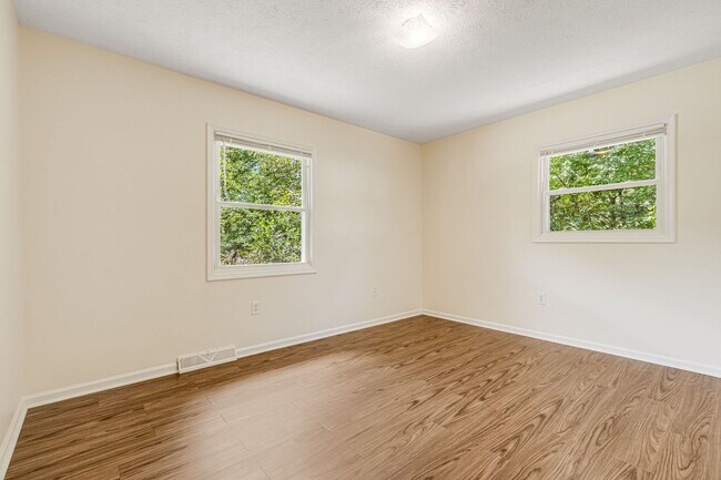 Building Photo - Lovely, Remodeled 3-Bedroom Home in West Asheville with Fenced-In Yard (6 or 12 Month Lease Options)