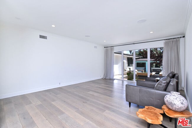 Building Photo - 4678 White Oak Ave