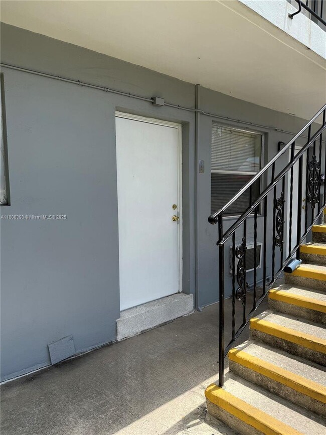 Building Photo - 519 SW 27th Ave