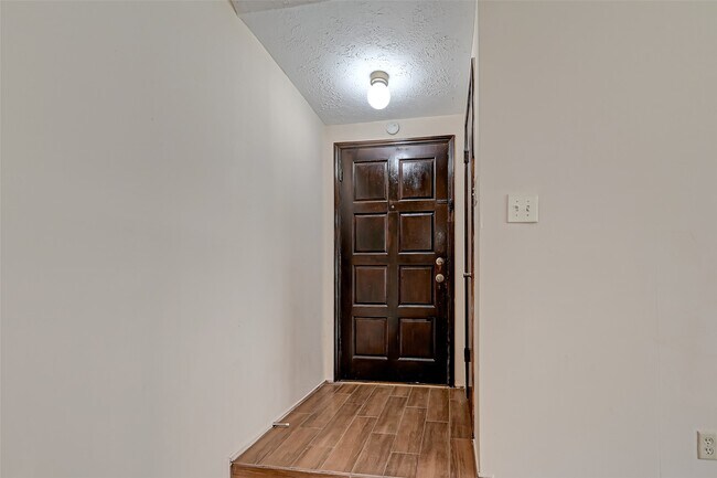 Building Photo - 2102 Creekshire Dr