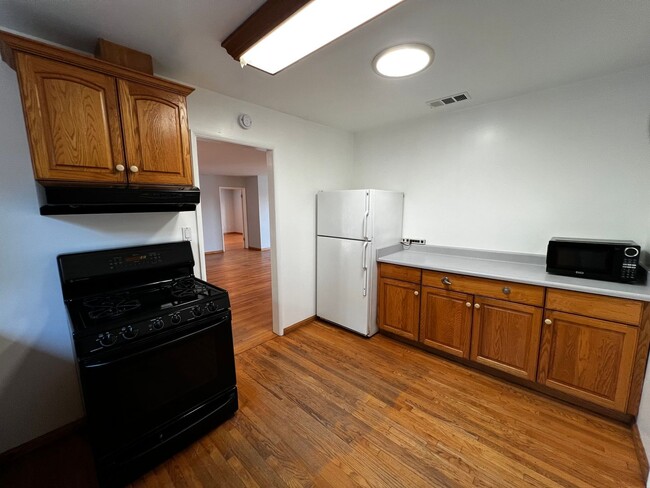 Building Photo - 2 Bedroom 1 Bath Home for Rent in Friendly...