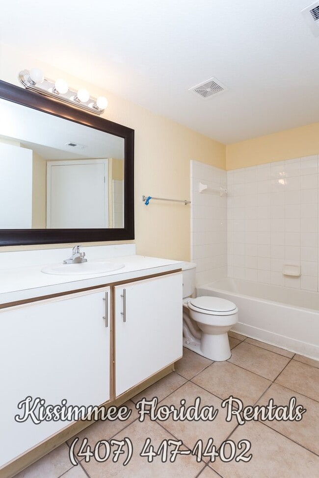 Building Photo - Beautiful third floor unit with 2 bedrooms...