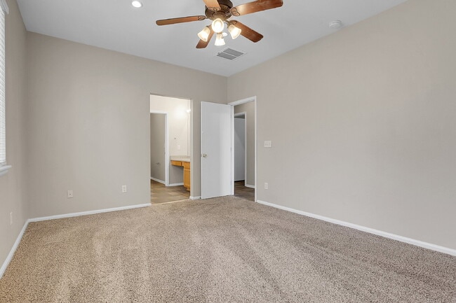 Building Photo - $2,295.00, 2 bedroom plus office, 2 bathro...