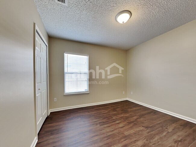 Building Photo - 530 Fallen Timbers Dr