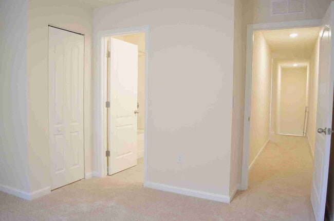 Building Photo - Stunning 3-Bedroom Townhome for Rent in Ba...