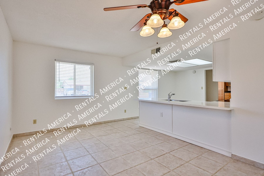 Building Photo - 1425 W Sequoia Dr