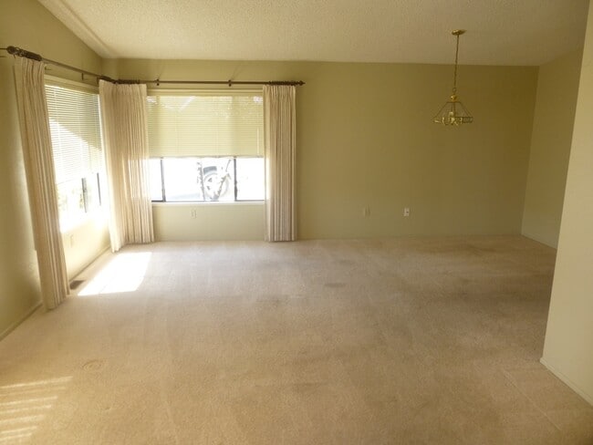 Building Photo - Single Level Home in Gated Community