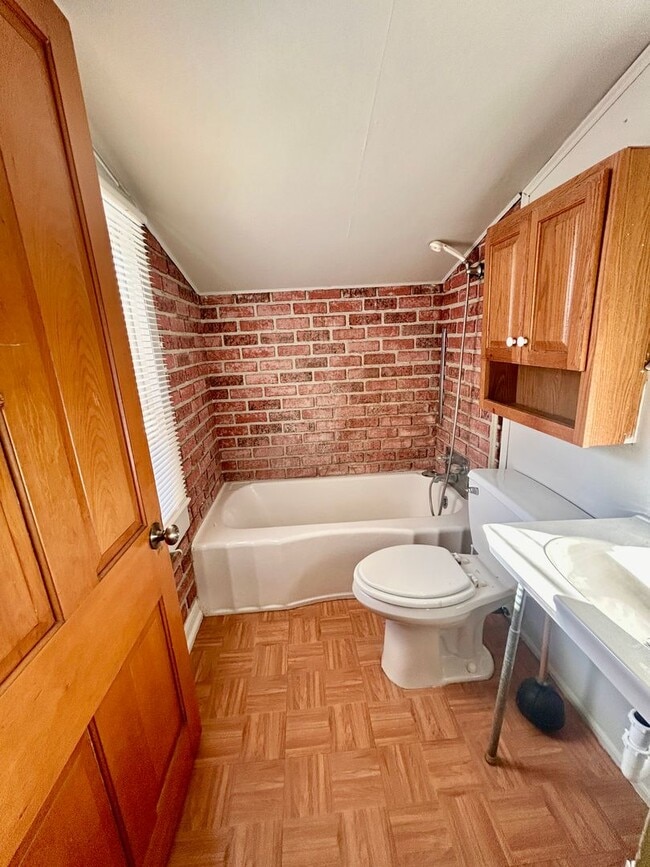 Building Photo - Lovely Two Bedroom Townhouse in Columbia W...