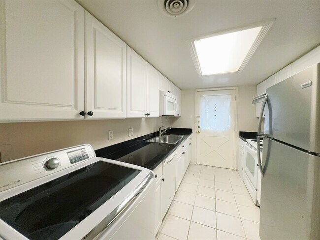 Building Photo - 12633 Memorial Dr