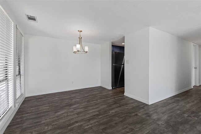 Building Photo - 60 Club House Dr