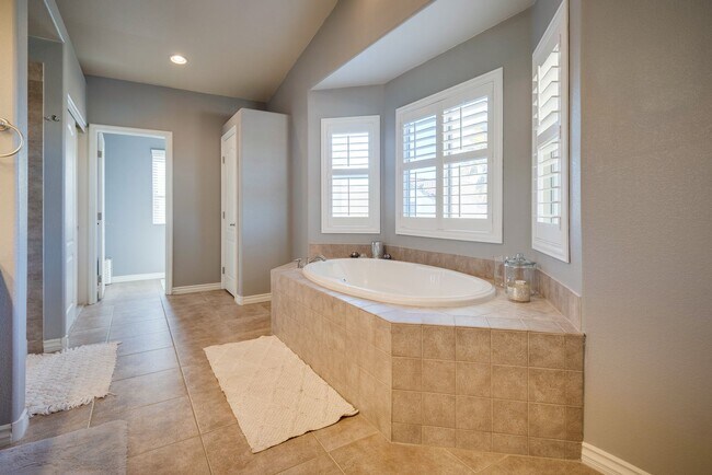 Building Photo - Gated single family home with 4 bed 3 bath...