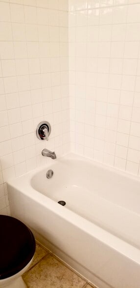 Building Photo - 6020 Oakwood Dr