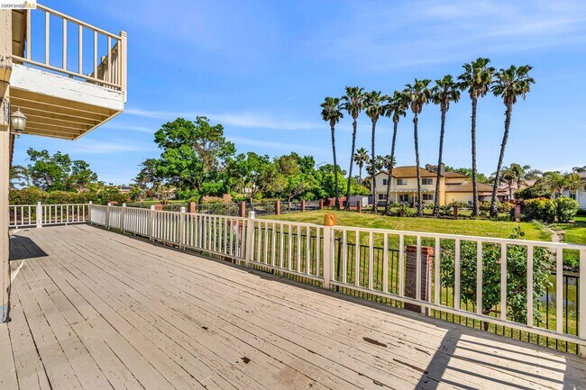 Building Photo - 5650 Edgeview Dr