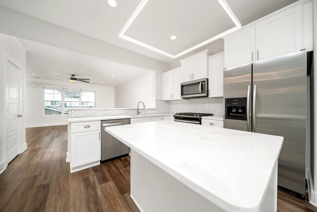 Building Photo - Stunning 2BE/2.5BA townhome next to Percy ...