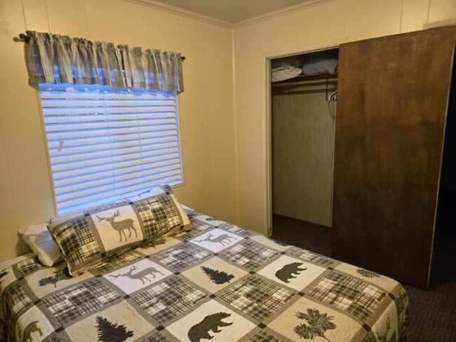 Building Photo - 165 E White Mountain Blvd