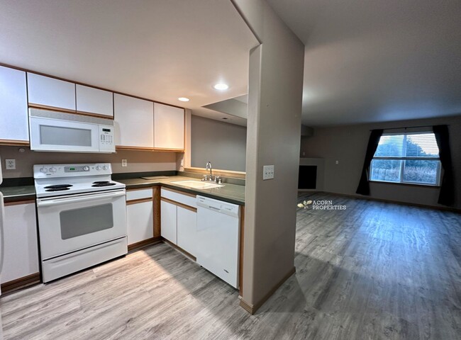 Building Photo - 915 SW Kimball Dr