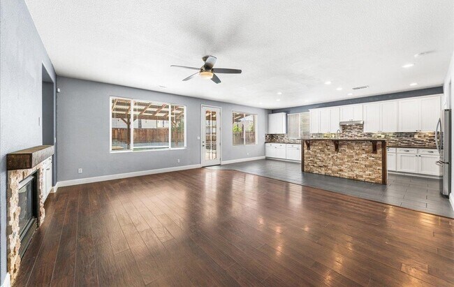 Building Photo - 240 Angora St